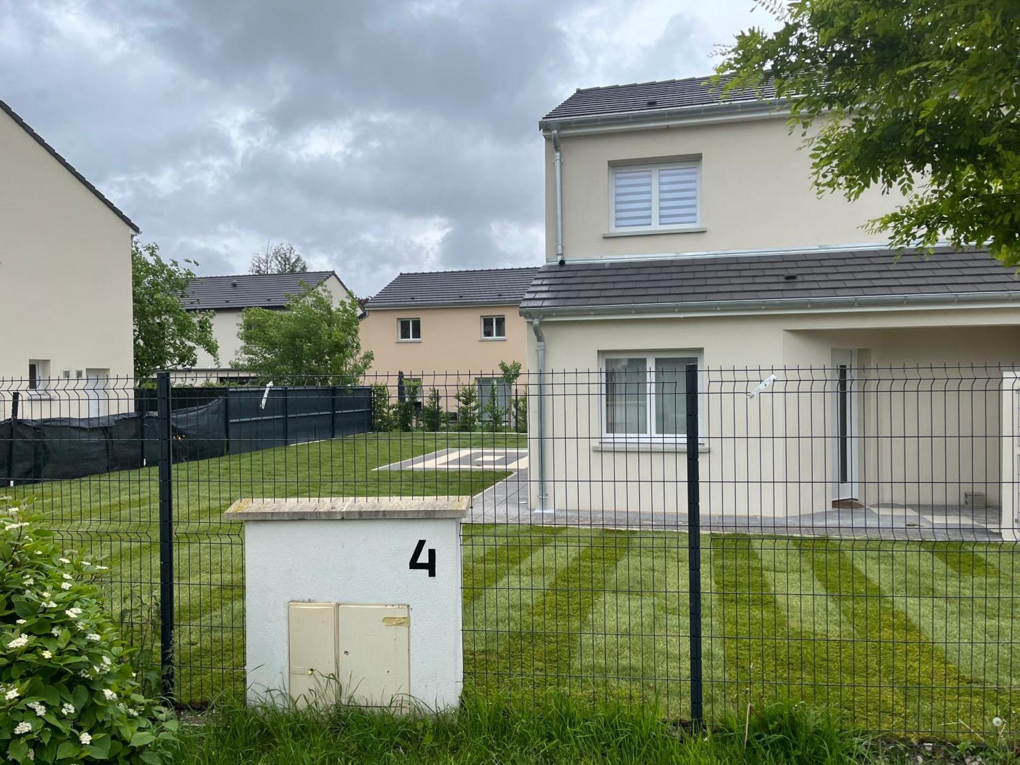 Superbe Maison Avec Jardin Bezannes Екстериор снимка